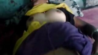 Чертовски гаряча сучка з фальшивими цицьками Кортні Тейлор круте порно відео кінчає на свої сиськи