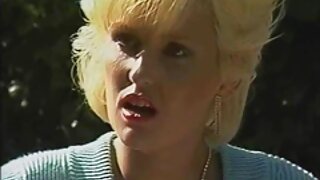 Чорнява порно з українським перекладом хтива повія жорстко трахає в жопу сексуальну блондиночку Лексі Белль страпоном