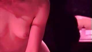 Засмагла красуня в сексуальному бікіні Ділан Райдер роздягається і грає з щілинкою на порно відео ру відкритому повітрі
