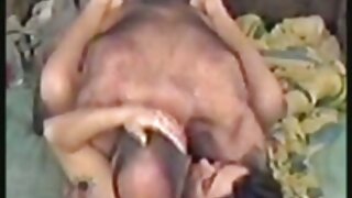 Чудова красиве секс відео блондинка насолоджується м'ясистим членом у своїй пизді і дірочці в роті