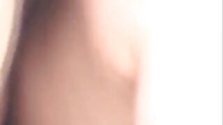 Пишногруда красуня з волоссям порно відео групове кольору воронова крила Сінді долар демонструє свій скарб